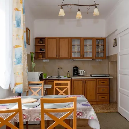Ket Cica Apartman *