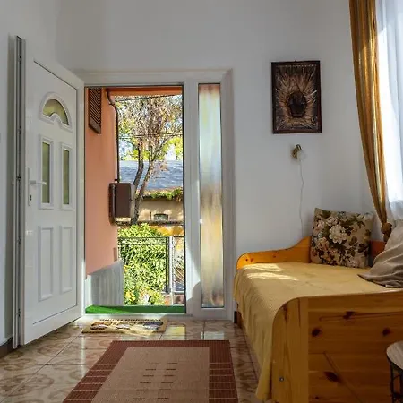 Ket Cica Apartman شقة *